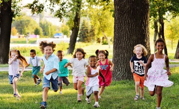 Kinder rennen im Park